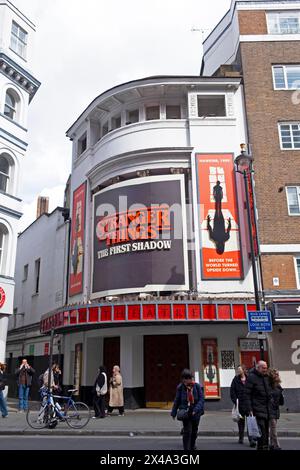 Vista esterna del Phoenix Theatre che mostra le cose di Stranger su Charing Cross Road a West London Inghilterra Regno Unito 2024 KATHY DEWITT Foto Stock