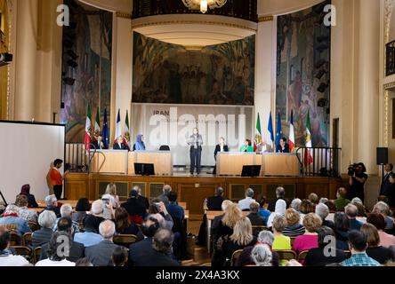 Parigi, Francia. 30 aprile 2024. Florence Berthout, il sindaco del 5°, interviene durante la conferenza “solidarietà con la resistenza iraniana”. Alla vigilia del 1° maggio, la mostra e la conferenza “solidarietà con la resistenza iraniana” al 5° Municipio di Parigi, di fronte al Pantheon. Nel corso dell'evento sono state denunciate le recenti condanne a morte dei prigionieri politici e la crescente repressione delle donne in Iran. (Foto di Siavosh Hosseini/SOPA Images/Sipa USA) credito: SIPA USA/Alamy Live News Foto Stock