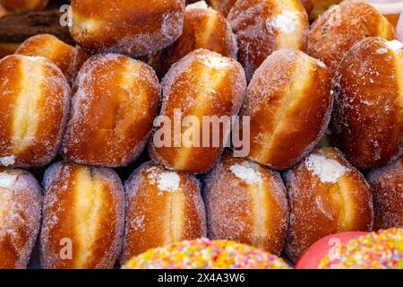 Pasticceria con palle di Berlino ripiene con panna o marmellata di frutta in vendita sul mercato alimentare Foto Stock