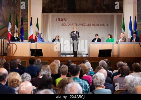 Parigi, Francia. 1 gennaio 2000. MichÃ¨le Alliot-Marie, ex ministro di Stato francese, interviene durante la conferenza "solidarietà con la resistenza iraniana”. Alla vigilia del maggio, la mostra e conferenza "solidarietà con la resistenza iraniana” al 5° municipio di Parigi, di fronte al Pantheon. Nel corso dell'evento sono state denunciate le recenti condanne a morte dei prigionieri politici e la crescente repressione delle donne in Iran. (Credit Image: © Siavosh Hosseini/SOPA Images via ZUMA Press Wire) SOLO PER USO EDITORIALE! Non per USO commerciale! Foto Stock