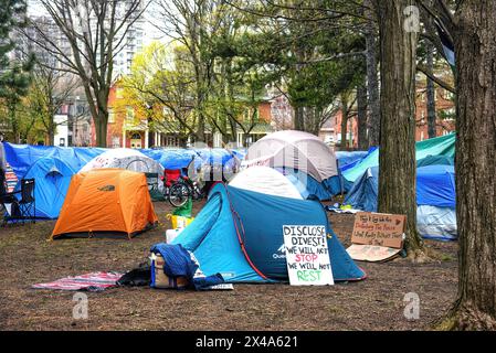 Ottawa, Canada - 1° maggio 2024: Una protesta filo-palestinese si è evoluta da sit-in a accampamento, poiché sul prato di Tabaret Hall sono state erette diverse tende. Questo nonostante il fatto che l'Università abbia dichiarato che nessun accampamento sarebbe stato tollerato il giorno prima. Il gruppo chiede che l'Università divulghi e ceda qualsiasi investimento che ha con aziende e organizzazioni con legami con Israele. Proteste simili si sono svolte in altre università del mondo. Foto Stock