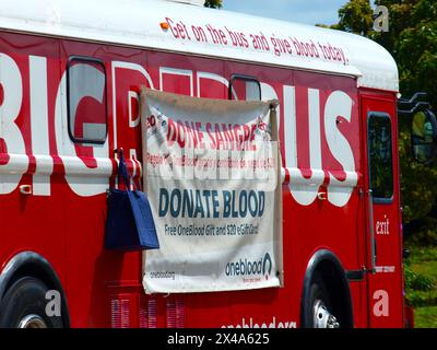 Miami, Florida, Stati Uniti - 14 aprile 2024: Autobus per donazioni di sangue parcheggiato fuori dal Tempio buddista Wat Buddharangsi. Solo per uso editoriale. Foto Stock