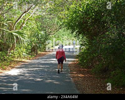 Miami, Florida, Stati Uniti - 20 aprile 2024: Persone che si allenano al mattino sul Chinese Bridge Trail (ciclismo ed escursioni). Solo per uso editoriale). Foto Stock