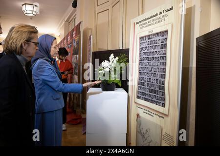 Parigi, Francia. 30 aprile 2024. Maryam Rajavi, il presidente eletto del Consiglio nazionale di resistenza dell'Iran (NCRI), Florence Berthout, il sindaco del V arrondissement di Parigi, e Pierre-Yves Bournazel, consigliere di Parigi, visitano la mostra sul tema "donna-resistenza-libertà". Alla vigilia del 1° maggio, la mostra e la conferenza "solidarietà con la resistenza iraniana" al 5° Municipio di Parigi, di fronte al Pantheon. Nel corso dell'evento sono state denunciate le recenti condanne a morte dei prigionieri politici e la crescente repressione delle donne in Iran. (Immagine di credito: © Siavosh Hossein Foto Stock