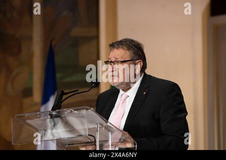 Parigi, Francia. 30 aprile 2024. Bruno Macé, sindaco di Villiers-Adam, interviene durante la conferenza "solidarietà con la resistenza iraniana”. Alla vigilia del 1° maggio, la mostra e conferenza "solidarietà con la resistenza iraniana” al 5° municipio di Parigi, di fronte al Pantheon. Nel corso dell'evento sono state denunciate le recenti condanne a morte dei prigionieri politici e la crescente repressione delle donne in Iran. (Credit Image: © Siavosh Hosseini/SOPA Images via ZUMA Press Wire) SOLO PER USO EDITORIALE! Non per USO commerciale! Foto Stock