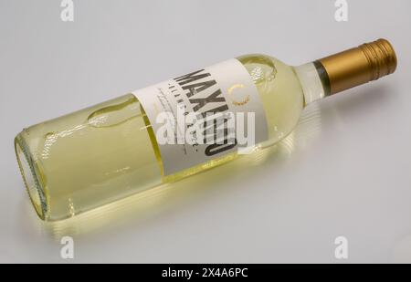 Kiev, Ucraina - 10 agosto 2023: Studio fotografico di Maximo bianco 2022 spagnolo, primo piano di una bottiglia di vino bianco secco su sfondo bianco. Foto Stock