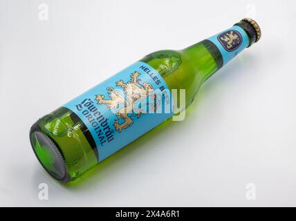 Kiev, Ucraina - 10 settembre 2023: Studio fotografico di Lowenbrau Helles Beer bottiglia primo piano contro bianco. Lowenbrau è un birrificio fondato a Monaco di Baviera Foto Stock