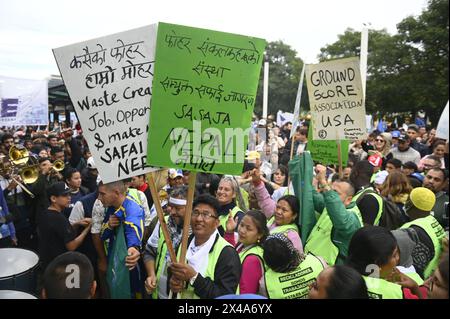 Buenos Aires, Argentina. 1° maggio 2024. Riciclatori dal Nepal durante una manifestazione prima dell'apertura di un congresso internazionale sul riciclo. Sono attesi più di 80 rappresentanti di 34 paesi a partecipare alla riunione. Credito: Igor Wagner/dpa/Alamy Live News Foto Stock