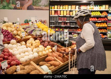 Detroit, Michigan, Stati Uniti. 1 maggio 2024. Gli amanti della spesa hanno confezionato il Detroit People's Food Co-Op il giorno della sua apertura. Il negozio è gestito da Black e di proprietà della comunità. Il suo scopo è quello di aumentare la disponibilità di cibo sano per i residenti di Detroit. Crediti: Jim West/Alamy Live News Foto Stock