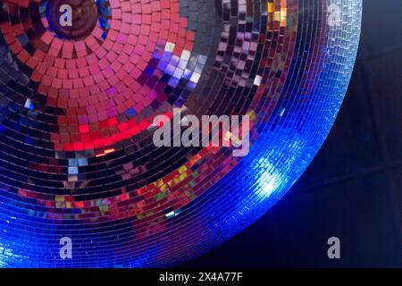 Dettaglio di una classica grande discoteca fatta di piccoli specchi che riflettono luci luminose e calde sul soffitto di una discoteca o di una sala da concerto. Il ballo Foto Stock