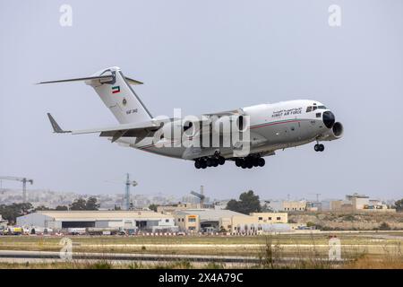 Il Boeing C-17A Globemaster III (REG: KAF342) della Kuwait Air Force fornisce un motore sostitutivo per un KAF Hercules bloccato a Malta. Foto Stock