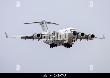 Il Boeing C-17A Globemaster III (REG: KAF342) della Kuwait Air Force fornisce un motore sostitutivo per un KAF Hercules bloccato a Malta. Foto Stock