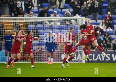 Gemma Bonner (a destra) del Liverpool festeggia dopo aver segnato il secondo gol della squadra durante la partita di Super League femminile del Barclays a Prenton Park, Birkenhead. Data foto: Mercoledì 1 maggio 2024. Foto Stock