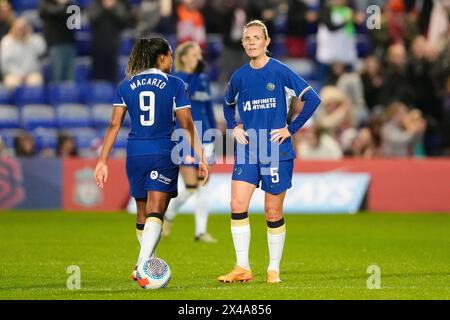 Sophie Ingle (a destra) del Chelsea è stata respinta dopo che Leanne Kiernan (non nella foto) del Liverpool ha segnato il terzo gol della partita durante la partita di Super League femminile del Barclays a Prenton Park, Birkenhead. Data foto: Mercoledì 1 maggio 2024. Foto Stock