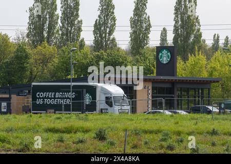 La caffetteria Starbucks Drive-Thru con furgone o camion con caffè ci unisce a Side, Tongham Services, Surrey, Inghilterra, Regno Unito Foto Stock