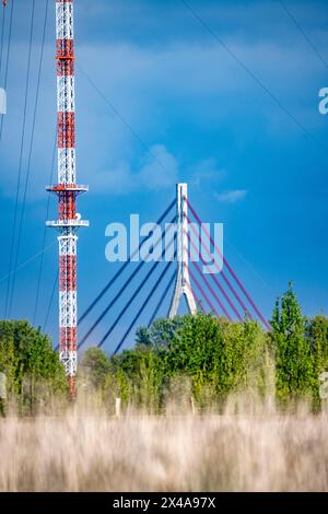 Niederrheinbrücke Wesel, ponte, B58, ponte strallato, trasmettitore Wesel, albero a reticolo in acciaio dissanguato alto 320 metri a Wesel-Büderich, ere Foto Stock