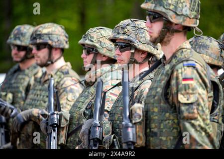 EFT Hellendorf, Germania. 1° maggio 2024. La società di sicurezza nazionale partecipa all'esercitazione di sicurezza nazionale del National Guardian 2024. La prova prevede la messa in sicurezza e la protezione di un centro di approvvigionamento di munizioni. Durante l'esercitazione della National Guardian Bundeswehr, le forze di sicurezza nazionale in tutta la Germania praticano la loro missione principale di proteggere e garantire infrastrutture di difesa vitali. Credito: Laszlo Pinter/dpa/Alamy Live News Foto Stock