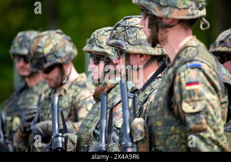 EFT Hellendorf, Germania. 1° maggio 2024. La società di sicurezza nazionale partecipa all'esercitazione di sicurezza nazionale del National Guardian 2024. La prova prevede la messa in sicurezza e la protezione di un centro di approvvigionamento di munizioni. Durante l'esercitazione della National Guardian Bundeswehr, le forze di sicurezza nazionale in tutta la Germania praticano la loro missione principale di proteggere e garantire infrastrutture di difesa vitali. Credito: Laszlo Pinter/dpa/Alamy Live News Foto Stock