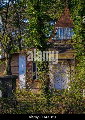 Parigi, Francia, edifici abbandonati, Bois de Vincennes, "Jardin d'Agronomie tropicale René Dumont", "Pavillon de la Guyane", pavillon espositivo Foto Stock