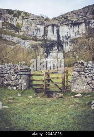 Paesaggio intorno a Malham Cove a Malham Dale nel North Yorkshire. Foto Stock