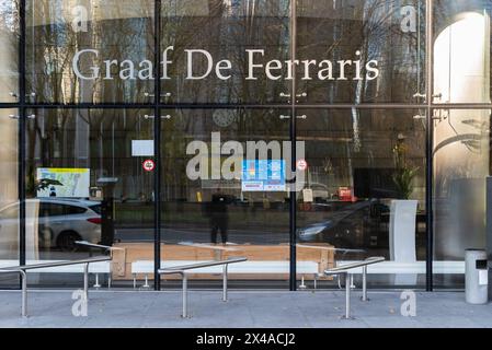 Bruxelles capitale regione, Belgio, 12 06 2021 - facciata in vetro dell'edificio Graaf De Ferraris dell'amministrazione governativa fiamminga Foto Stock