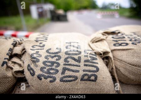 EFT Hellendorf, Germania. 1° maggio 2024. I sacchi di sabbia si trovano al posto di blocco durante l'esercizio di sicurezza nazionale del National Guardian 2024, durante il quale viene provata la sicurezza e la protezione di un centro di rifornimento di munizioni. Durante l'esercizio della National Guardian Bundeswehr, le forze di sicurezza nazionale in tutta la Germania praticano la loro missione principale di proteggere e proteggere le infrastrutture che sono vitali per la difesa del paese. Credito: Laszlo Pinter/dpa/Alamy Live News Foto Stock