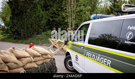 EFT Hellendorf, Germania. 1° maggio 2024. La polizia militare partecipa all'esercitazione di sicurezza interna del National Guardian 2024. Essi eserciteranno la sicurezza e la protezione di un centro di approvvigionamento di munizioni. Durante l'esercitazione della National Guardian Bundeswehr, le forze di sicurezza nazionale in tutta la Germania praticano la loro missione principale di proteggere e garantire infrastrutture di difesa vitali. Credito: Laszlo Pinter/dpa/Alamy Live News Foto Stock