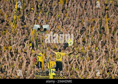 I tifosi del Borussia Dortmund fanno il tifo per la loro squadra durante la semifinale di UEFA Champions League, partita di andata al Signal Iduna Park di Dortmund. Data foto: Mercoledì 1 maggio 2024. Foto Stock