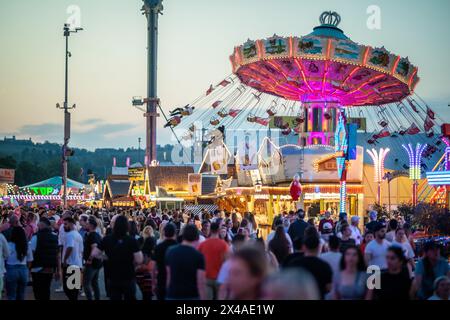 Stoccarda, Germania. 1° maggio 2024. All'ora blu, numerose persone attraversano il Cannstatter Wasen e visitano il 84° Festival primaverile di Stoccarda. Crediti: Christoph Schmidt/dpa/Alamy Live News Foto Stock
