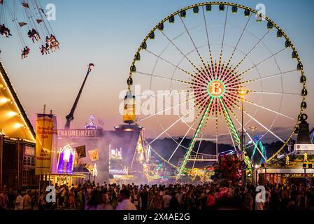 Stoccarda, Germania. 1° maggio 2024. Dopo il tramonto, numerose persone attraversano il Cannstatter Wasen e visitano il 84° Festival primaverile di Stoccarda. Crediti: Christoph Schmidt/dpa/Alamy Live News Foto Stock