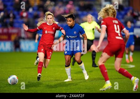 Missy Bo Kearns di Liverpool (a sinistra) e Catarina Macario di Chelsea combattono per il pallone durante il Barclays Women's Super League Match a Prenton Park, Birkenhead. Data foto: Mercoledì 1 maggio 2024. Foto Stock