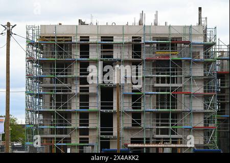 Neubau, Wohnungen, Baustelle, Gerüst, Rohbau, hier entstehen neue Wohnungen *** nuovo edificio, appartamenti, cantiere, impalcature, conchiglie, qui stanno costruendo nuovi appartamenti Foto Stock