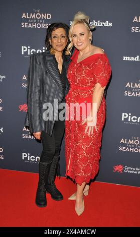 Meera Syal e Rebel Wilson alla premiere del film inglese "The Almond and the Seahorse", Vue West End, Leicester Square, martedì 30 aprile 2024 a Londra, Inghilterra, Regno Unito. CAP/CAN ©CAN/Capital Pictures Foto Stock