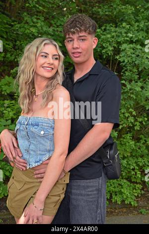 Garry Secret mit Freundin Yasmin Vogt beim BILD RENNTAG auf der Trabrennbahn a Gelsenkirchen AM 01.05.2024 *** Garry Secret con la fidanzata Yasmin Vogt al BILD RENNTAG presso la pista trotting di Gelsenkirchen il 01 05 2024 Foto Stock