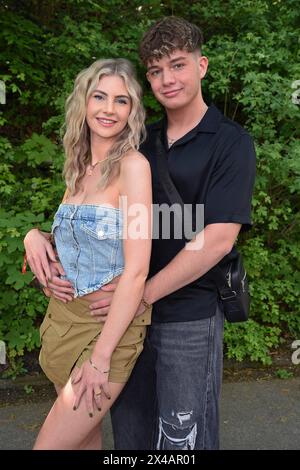 Garry Secret mit Freundin Yasmin Vogt beim BILD RENNTAG auf der Trabrennbahn a Gelsenkirchen AM 01.05.2024 *** Garry Secret con la fidanzata Yasmin Vogt al BILD RENNTAG presso la pista trotting di Gelsenkirchen il 01 05 2024 Foto Stock