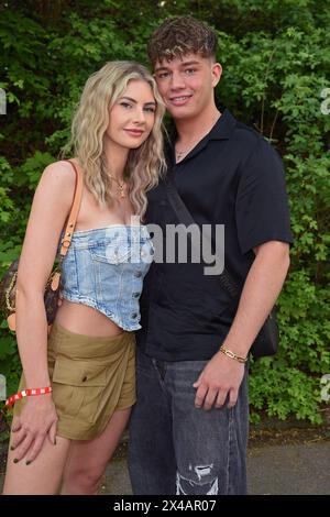 Garry Secret mit Freundin Yasmin Vogt beim BILD RENNTAG auf der Trabrennbahn a Gelsenkirchen AM 01.05.2024 *** Garry Secret con la fidanzata Yasmin Vogt al BILD RENNTAG presso la pista trotting di Gelsenkirchen il 01 05 2024 Foto Stock