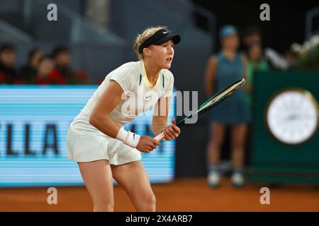 Madrid, Spagna. 1 maggio 2024. Mirra Andreeva (RUS) Tennis : Mirra Andreeva durante la partita di singolare ai quarti di finale contro Aryna Sabalenka nel torneo WTA 1000 mutua Madrid Open al Caja Magica di Madrid, Spagna . Crediti: Mutsu Kawamori/AFLO/Alamy Live News Foto Stock