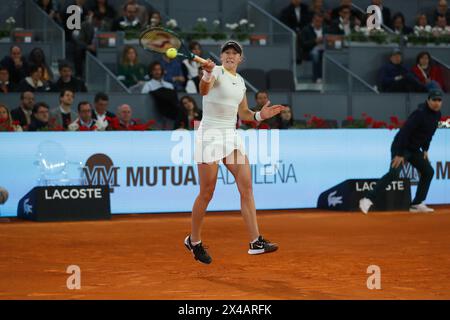 Madrid, Spagna. 1 maggio 2024. Mirra Andreeva (RUS) Tennis : Mirra Andreeva durante la partita di singolare ai quarti di finale contro Aryna Sabalenka nel torneo WTA 1000 mutua Madrid Open al Caja Magica di Madrid, Spagna . Crediti: Mutsu Kawamori/AFLO/Alamy Live News Foto Stock