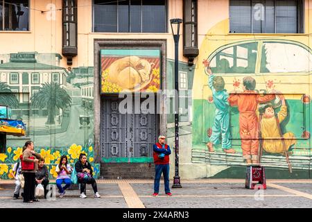 Gente del posto in attesa di Un autobus nella città di Valparaiso, regione di Valparaiso, Cile. Foto Stock