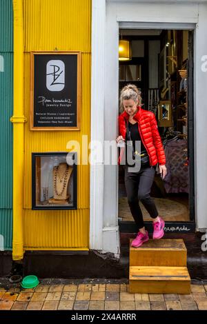 Una turista donna che lascia il negozio di gioielli Pam Hernandez nella città di Valparaiso, regione di Valparaiso, Cile. Foto Stock