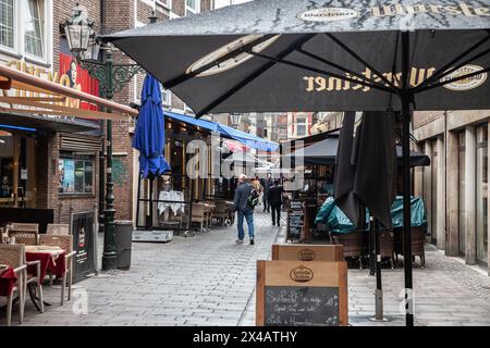 Immagine di una strada pedonale di Dusseldorf, Germania, con edifici fast food nel centro della città. Düsseldorf è una città della Germania occidentale per la quale è nota Foto Stock