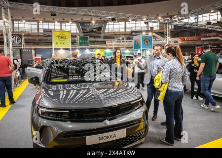 Immagine di un venditore di auto che presenta una nuova auto al potenziale acquirente in un concessionario di auto a belgrado, in serbia. Foto Stock