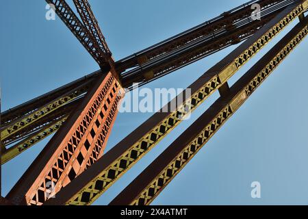 Grande trave in acciaio realizzata con piastre e rivetti in lega di nichel. Vecchia struttura arrugginita Foto Stock