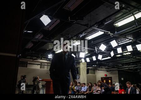 Il leader della minoranza della camera degli Stati Uniti Hakeem Jeffries (Democratico di New York) offre commenti durante la sua conferenza stampa settimanale presso il Campidoglio degli Stati Uniti a Washington, DC, mercoledì 1 maggio 2024. Credito: Rod Lamkey/CNP Foto Stock