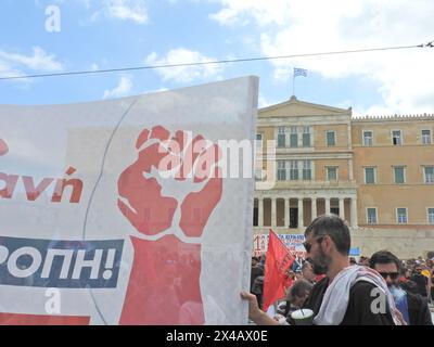 Atene, Grecia. 1° maggio 2024. Dimostrazione ad Atene per commemorare l'anniversario del Mayday con persone che chiedono aumenti e benefici più elevati. I manifestanti hanno anche condannato la guerra a Gaza. (Foto di George Panagakis/Pacific Press) credito: Pacific Press Media Production Corp./Alamy Live News Foto Stock