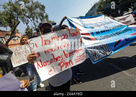 Città del Messico, Messico. 1° maggio 2024. Una persona tiene un cartello mentre partecipa a una manifestazione per chiedere migliori condizioni di lavoro e la fine dei femminicidi e del trans-femicidi come parte della giornata internazionale dei lavoratori. Il 1° maggio 2024 a città del Messico, Messico. (Foto di Ian Robles/ credito: Eyepix Group/Alamy Live News Foto Stock