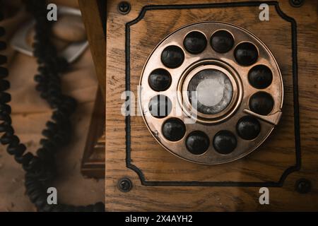 Custodia in legno di un vecchio telefono rotativo d'epoca. Telefoni retro con ricevitore. Obsoleto, non più in uso. Tecnologie nostalgiche. Foto Stock