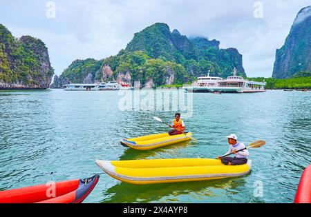 PHANG NGA, THAILANDIA - APRILE 28: L'isola di Ko Thalu OK è uno dei luoghi popolari del Parco Nazionale di Ao Phang Nga, famoso per i suoi paesaggi e le mangrovie Foto Stock