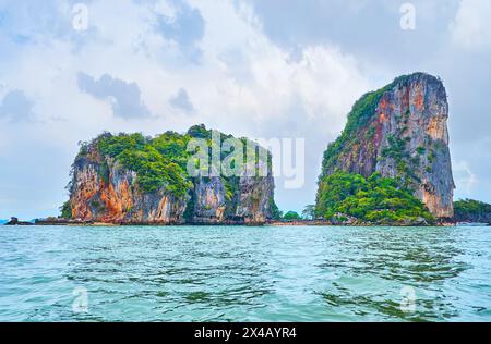 La vista della famosa torre carsica di Ko Ta PU, contro la costa rocciosa dell'isola di James Bond (Khao Phing Kan), Thailandia Foto Stock