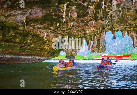 PHANG NGA, THAILANDIA - APRILE 28: Navigazione attraverso la grotta nella roccia di Ko Thalu OK Island, Phang Nga Bay, Thailandia Foto Stock